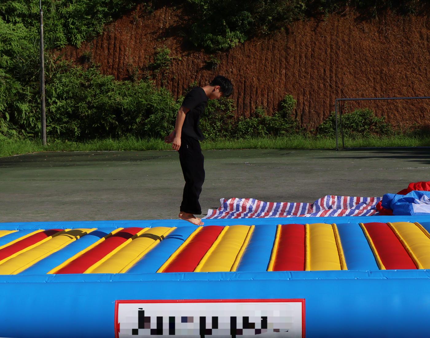 Inflatable Bounce Pad for Gym  - đánh giá và giá Kids Outdoor Jump House